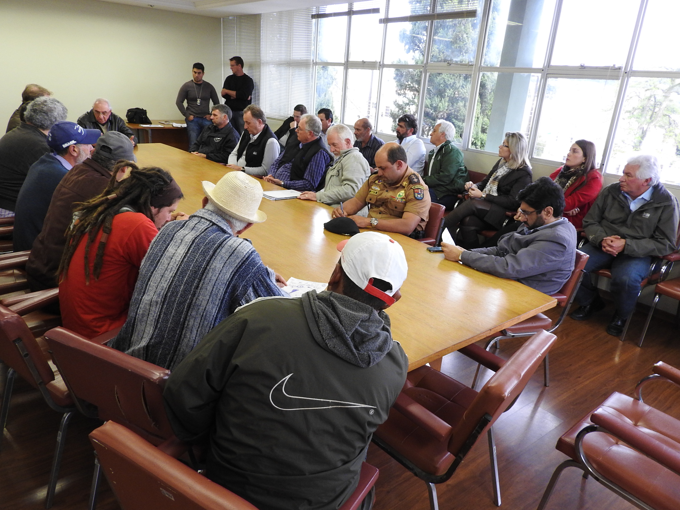 Vereadores acompanham reunião acerca de ocupação de terras