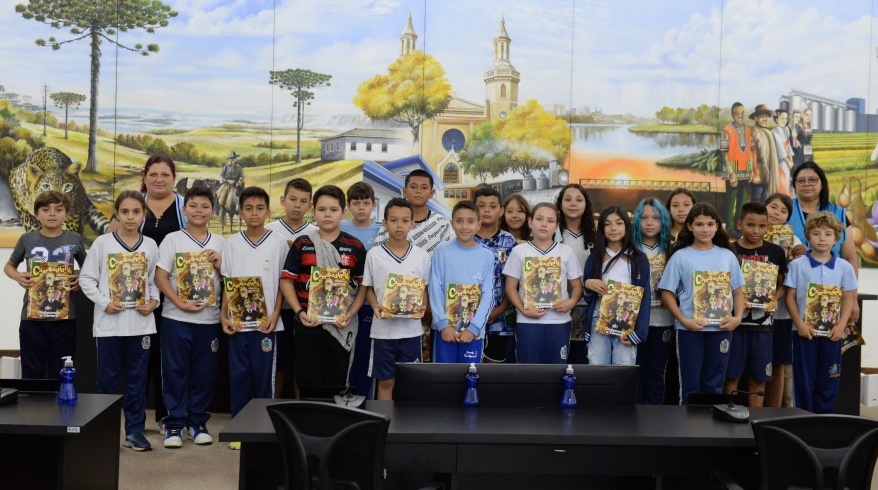 Alunos da Escola Municipal Professora Elsa Macedo participam da Sessão Criança