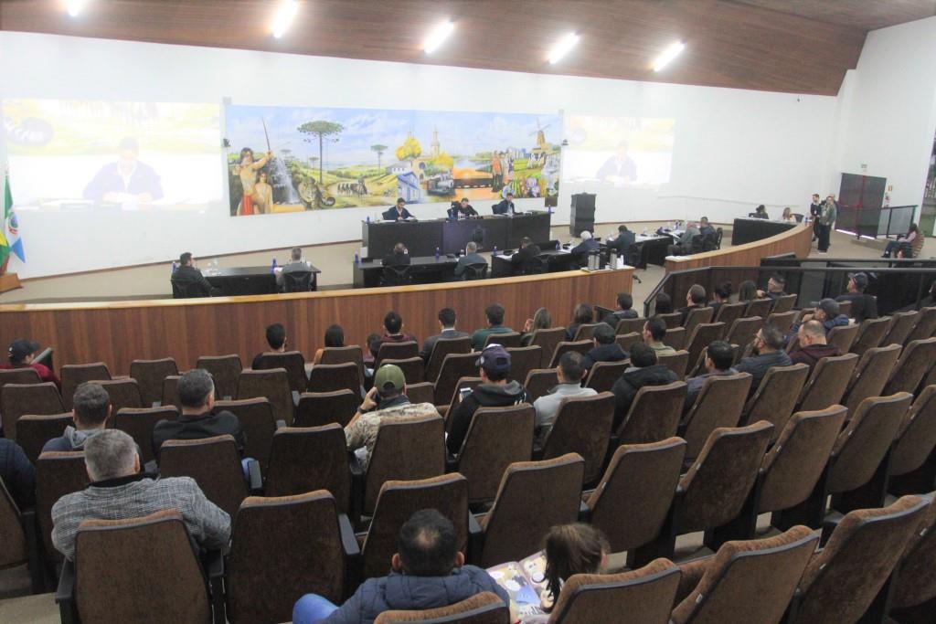 Vereadores realizam sessão longa, com projetos e requerimentos aprovados