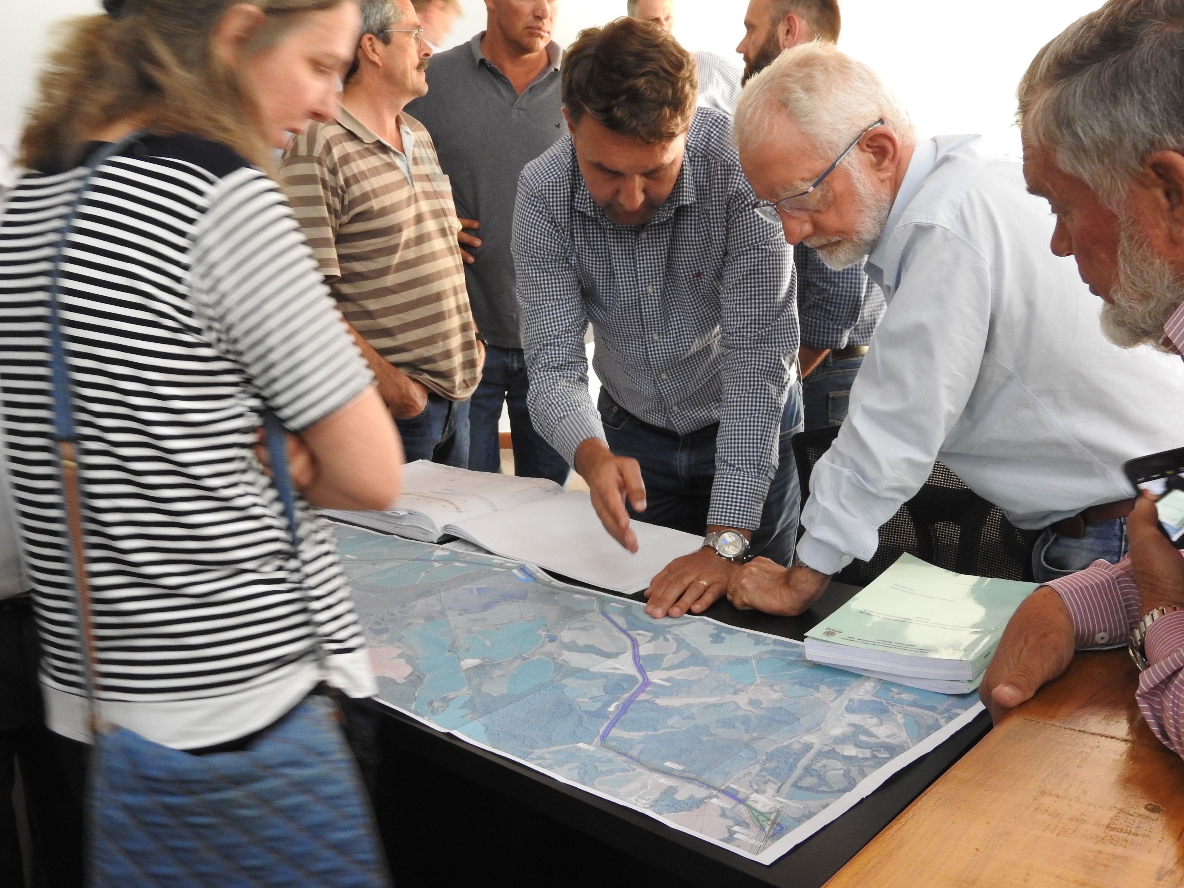 consulta pública  DER - pessoas verificando o projeto - 12-2-2020.JPG