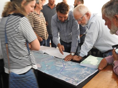 consulta pública  DER - pessoas verificando o projeto - 12-2-2020.JPG